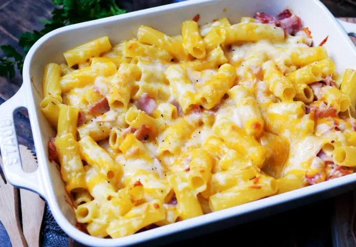 Herzhaftes Nudel Schinken Gratin mit geschmolzenem Käse, bereit zum Genießen.