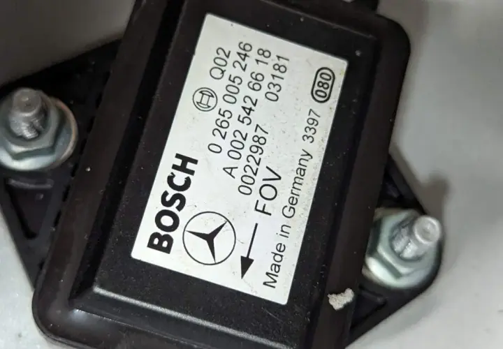 Bosch-Sensor für Mercedes, Teilenummer A 002 542 66 18, oft als p0685 mercedes bezeichnet, mit Pfeil und Made in Germany.