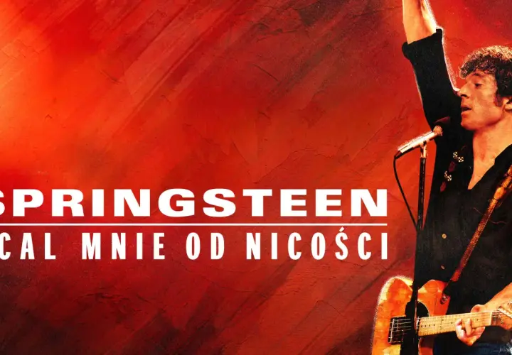 Bruce Springsteen na tle czerwonej ściany, z gitarą i mikrofonem. Napis "Springsteen Ocal mnie od nicości" sugeruje jego koncert w Polsce.