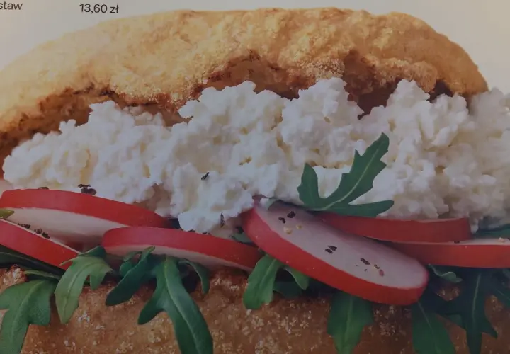 Mcmuffin z twarożkiem i rzodkiewką, świeża rukola. Zdrowa przekąska, niskie kcal.