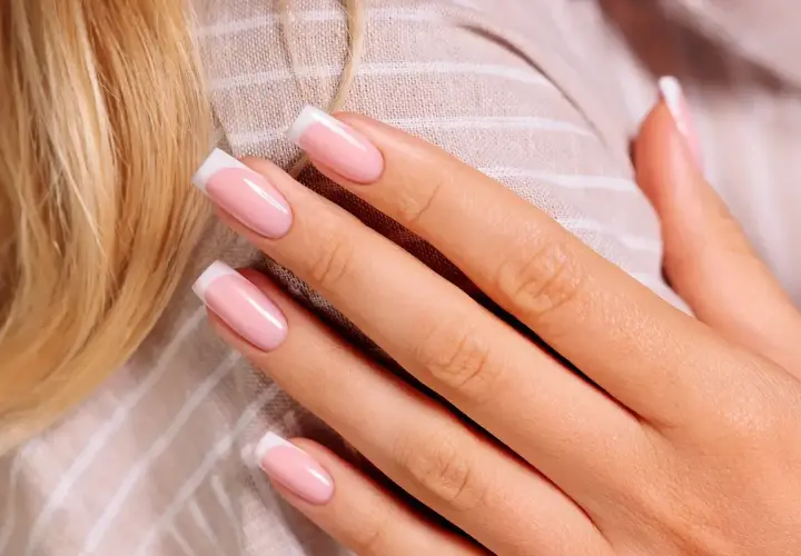 Eleganckie paznokcie w stylu french manicure. Idealne dla każdej kobiety, która chce wiedzieć, jak zrobić french.