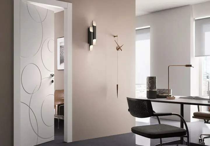 Porta in legno con decori circolari, un esempio di come pulire le porte di legno per mantenerle splendenti.