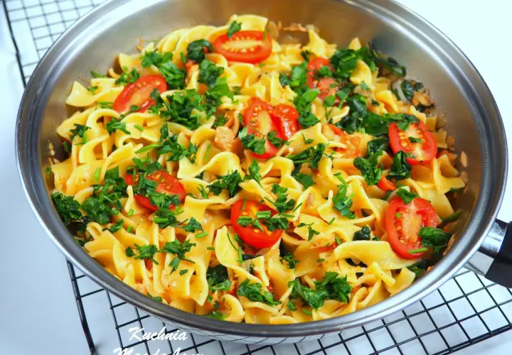 Spaghetti z łososiem i szpinakiem: przepis na sukces w 30 minut