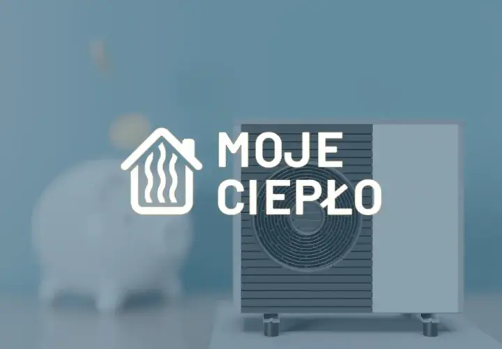 Symbol domu z falami ciepła i napis "MOJE CIEPŁO" obok pompy ciepła i skarbonki.