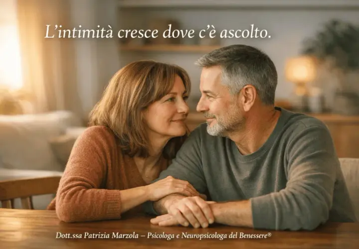 Coppia matura si guarda con affetto, le mani intrecciate. L'intimità cresce dove c'è ascolto, fondamentale per fare l'amore.