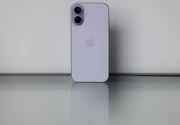 Nowy iPhone 17 biały, z podwójnym aparatem i logo Apple, odbija się na błyszczącej powierzchni.