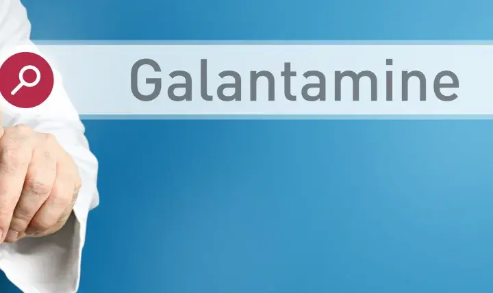 Lekarz w białym kitlu wskazuje palcem na pole wyszukiwania z napisem "Galantamine". Nivalin to nazwa handlowa leku zawierającego galantaminę.