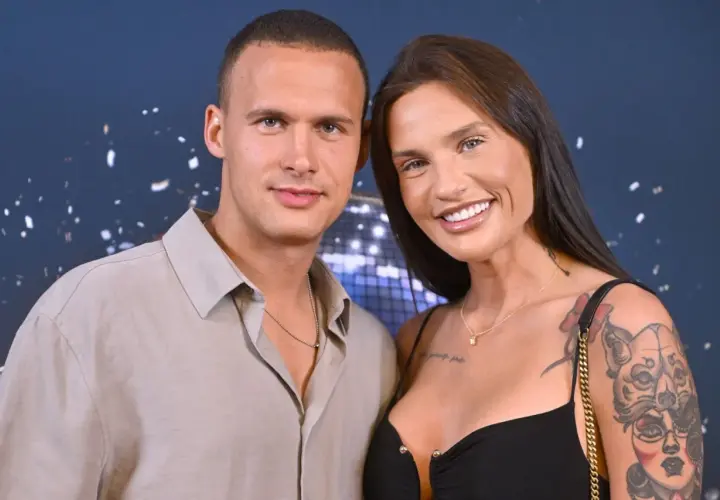 Mateusz Świerczyński z Love Island i jego partnerka uśmiechają się do zdjęcia.