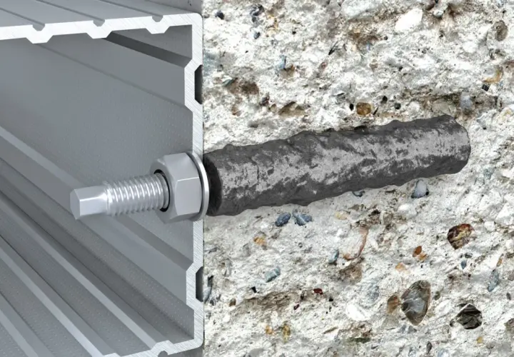 Przekrój futryny aluminiowej z kotwą w betonie.