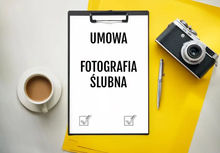 Wzór umowy z fotografem ślubnym na białej kartce, obok filiżanka kawy, aparat i długopis.