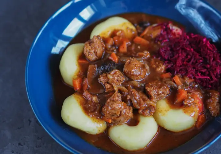 Pyszny wegetariański gulasz węgierski z kluskami ziemniaczanymi i buraczkami.