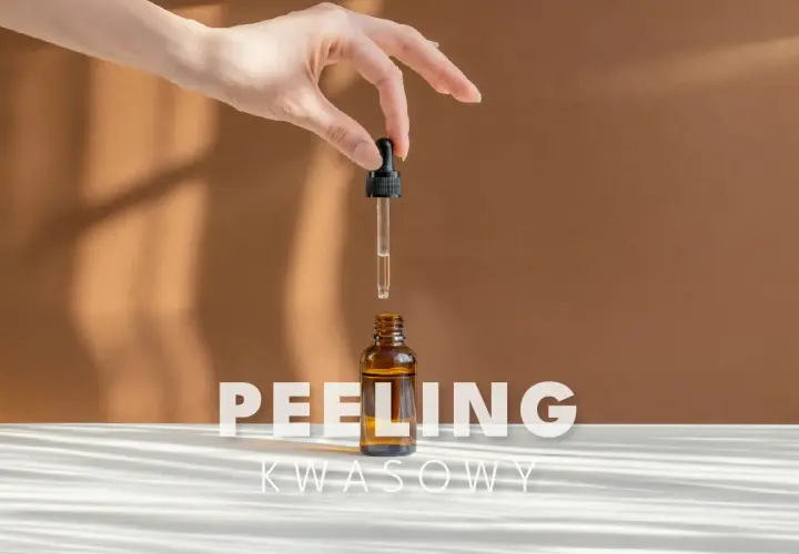 Dłoń trzyma pipetkę z kwasem laktobionowym nad buteleczką. Napis "PEELING KWASOWY" sugeruje pielęgnację skóry.