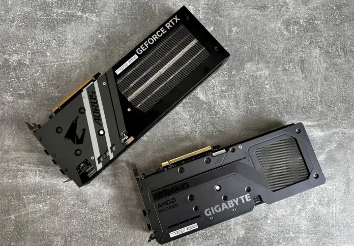 Dwie karty graficzne: Gigabyte AMD Radeon i Aorus GeForce RTX. Idealne do testowania wydajności komputera.