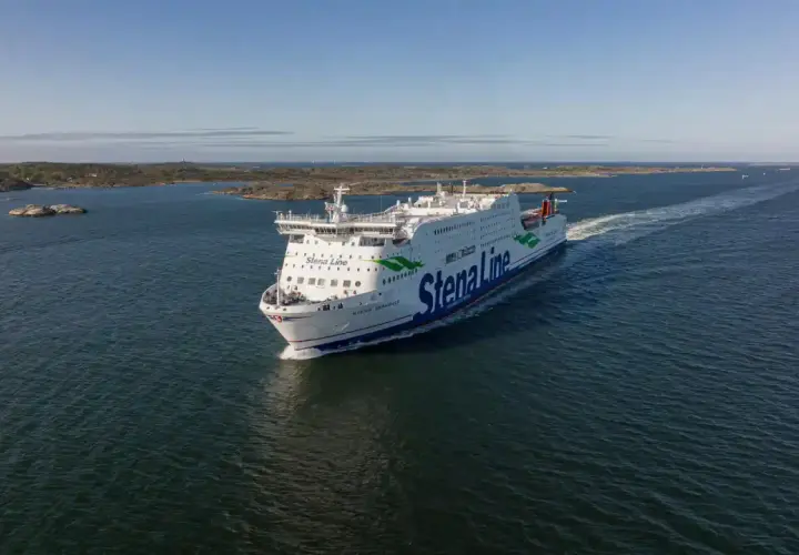 Duży prom Stena Line płynie po spokojnym morzu, kierując się w stronę Karlskrony.