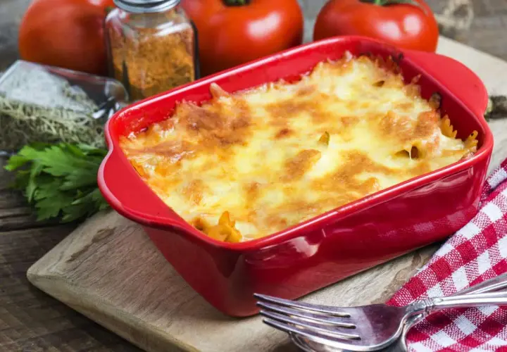 Deliciosa lasaña de atún recién horneada, dorada y burbujeante, lista para servir.