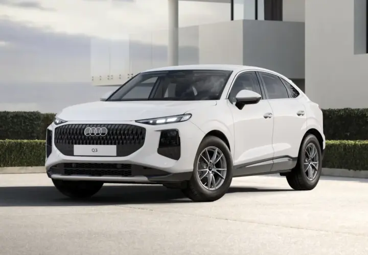 Białe Audi Q3 Sportback na tle nowoczesnego budynku.