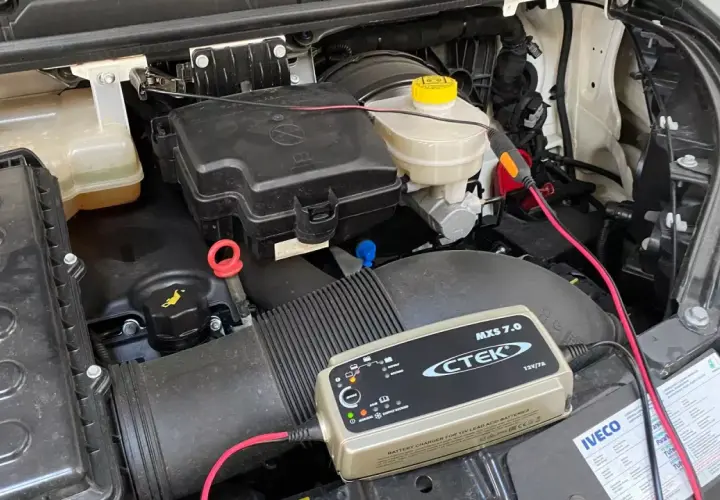 Batterieladegerät CTEK MXS 7.0 an Iveco Daily Motorraum angeschlossen.