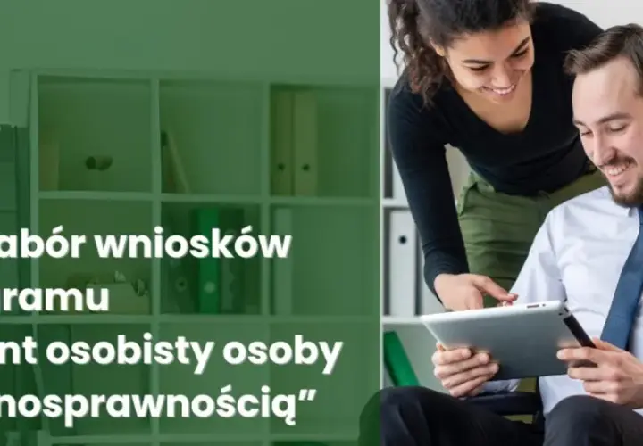 Rusza nabór do programu „Asystent osobisty osoby z niepełnosprawnością”. Uśmiechnięty mężczyzna na wózku inwalidzkim z tabletem, obok kobieta.