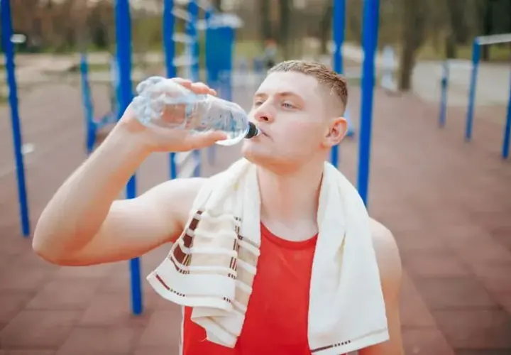 Co pić po treningu, aby skutecznie wspomóc regenerację i nawodnienie