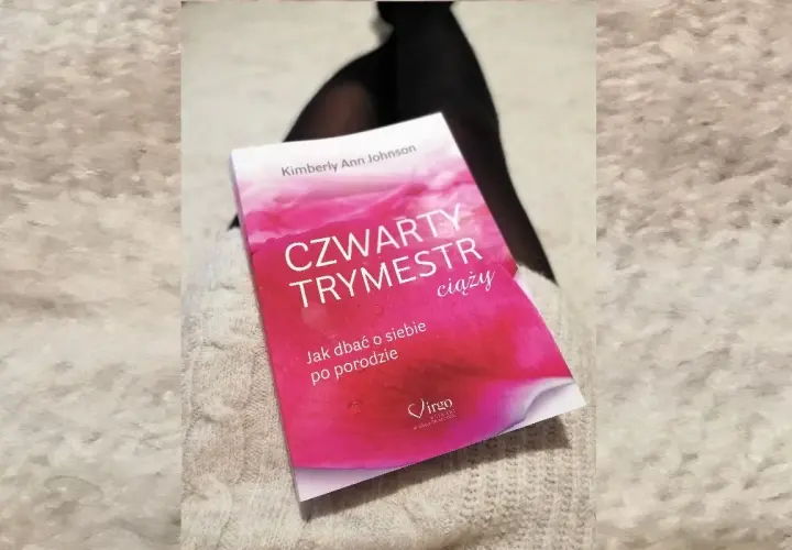 Książka "Czwarty trymestr ciąży" Kimberly Ann Johnson leży na jasnym swetrze.