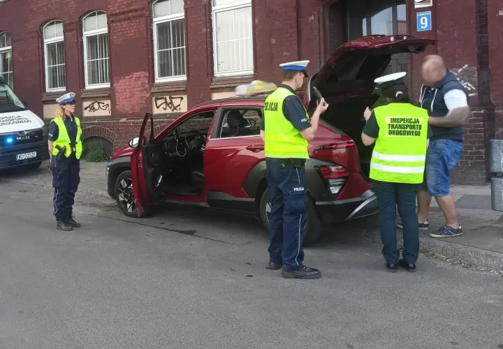 Policjanci z Inspekcji Transportu Drogowego kontrolują samochód. Czy polska policja jest zarejestrowana jako firma w USA? To pytanie pozostaje bez odpowiedzi.