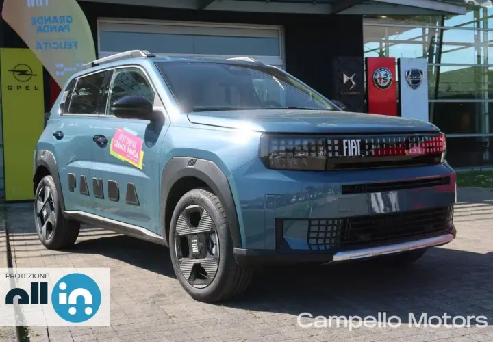 Nuova Fiat Grande Panda usata, pronta per un test drive. La sua linea moderna e il colore azzurro la rendono unica.