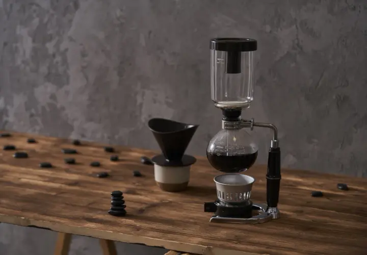 Kawiarka syfonowa i dripper na drewnianym blacie. Dowiedz się, jak długo parzyć kawę sypaną, by uzyskać idealny smak.