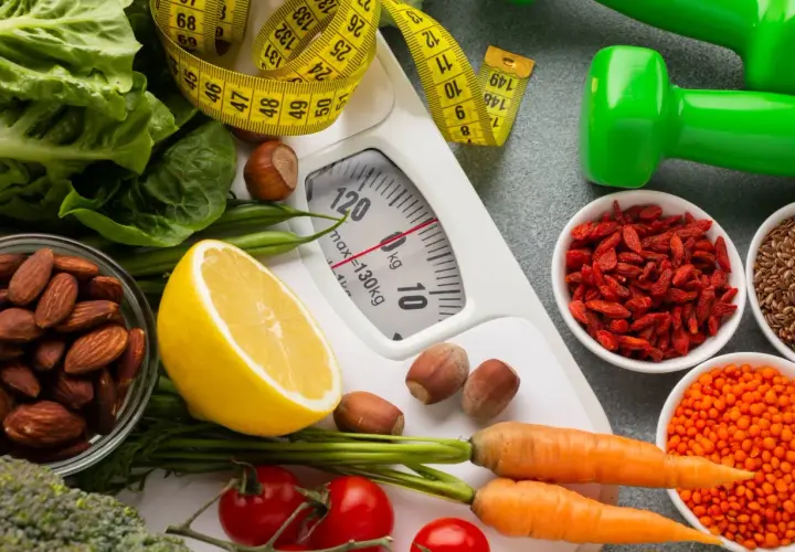 Zdrowa dieta i ćwiczenia to klucz do tego, jak przyspieszyć metabolizm. Waga, miarka, warzywa, orzechy i nasiona.