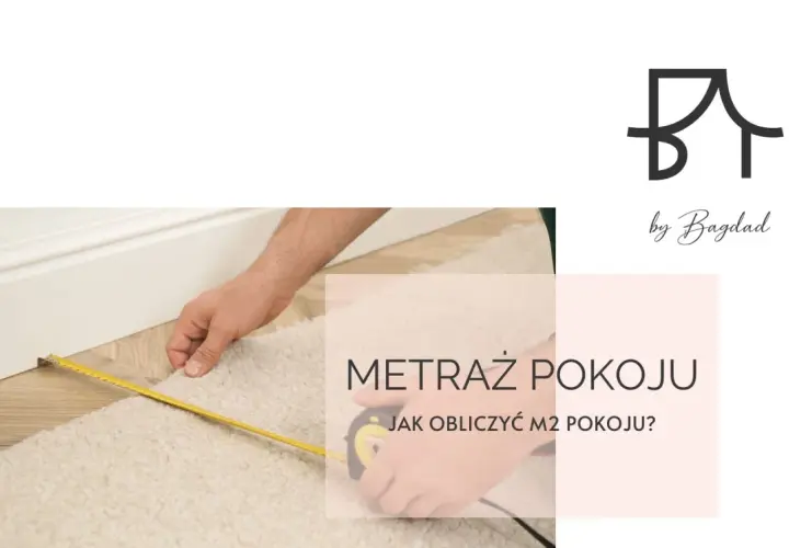 Dłoń z miarką mierzy dywan przy listwie przypodłogowej. Dowiedz się, jak obliczyć metraż pokoju.