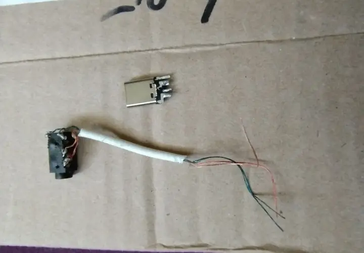 Adapter USB i gniazdo słuchawkowe z przewodami. Dowiedz się, jak podłączyć słuchawki USB do telefonu, tworząc własny adapter.
