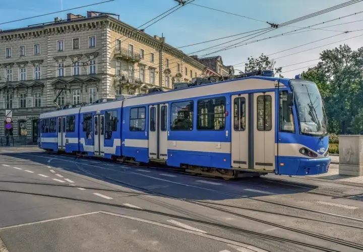 Krakowski tramwaj z niebiesko-białymi pasami, idealny na rodzinny weekend w Krakowie.