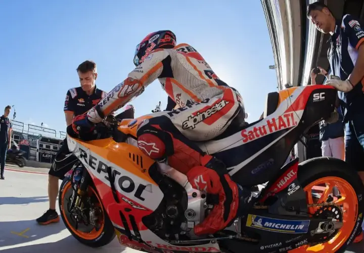 Marc Márquez, con su traje de Repsol Honda, se prepara en la parrilla. A pesar de la reciente marquez lesion, su determinación es palpable.