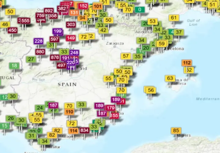 Mapa de España con números sobre ciudades, indicando el **índice de calidad del aire**.