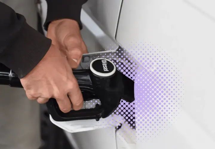 Mano che inserisce la pompa diesel nel serbatoio di un'auto con motore Euro 5.