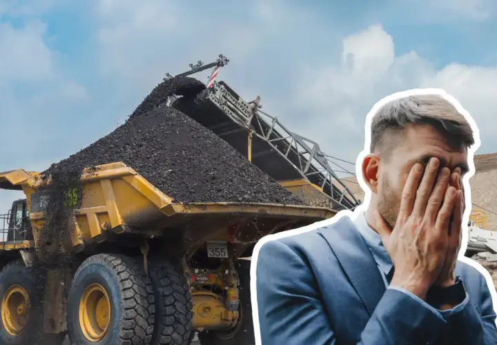 Zrezygnowany mężczyzna w garniturze na tle kopalni węgla. Czyżby kurs bogdanka okazał się zbyt trudny?