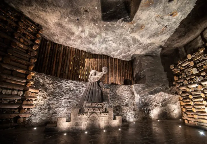 Rzeźba Kopernika w kopalni soli w Wieliczce. Podziemne komory kopalni, drewniane podpory i solne ściany tworzą niezwykłą atmosferę.