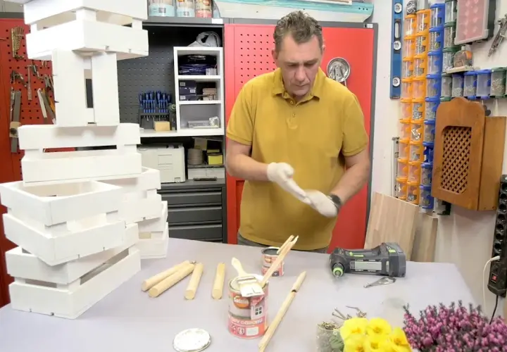 Kwietnik ze skrzynki DIY: Stwórz go krok po kroku i ciesz się latami!