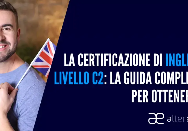 Uomo sorridente con bandiera UK, ideale per chi cerca film per imparare inglese e certificazione C2.