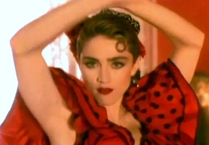 Madonna w czerwonej sukni w grochy, tańczy jak na "la isla bonita po polsku".