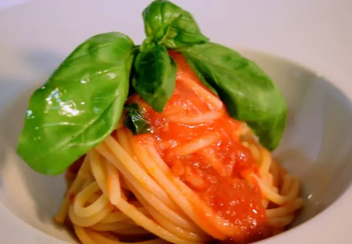 Délicieuse recette pâte italienne sauce tomate fraîche, garnie de basilic. Un plat simple et savoureux.