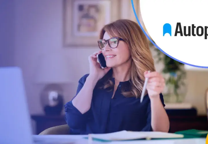 Kobieta rozmawia przez telefon, trzymając długopis. Logo Autopay sugeruje, że chodzi o płatności.