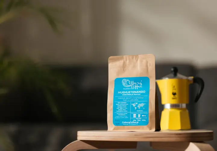 Jak przechowywać kawę ziarnistą? Opakowanie kawy Colberg Coffee Huehuetenango i żółta kawiarka moka sugerują świeżość i aromat.