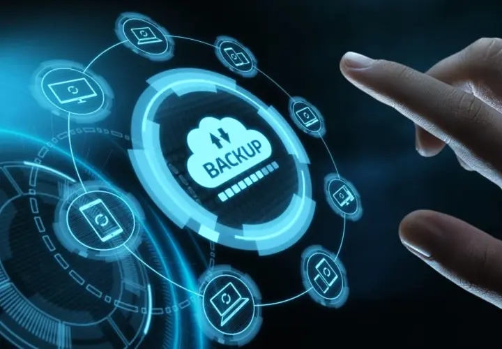 Dedo tocando pantalla con iconos de dispositivos y nube para sincronizar datos.