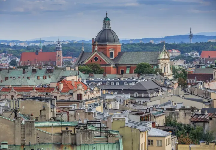 Widok na krakowskie dachy z dominującą kopułą kościoła Piotra i Pawła w Krakowie.