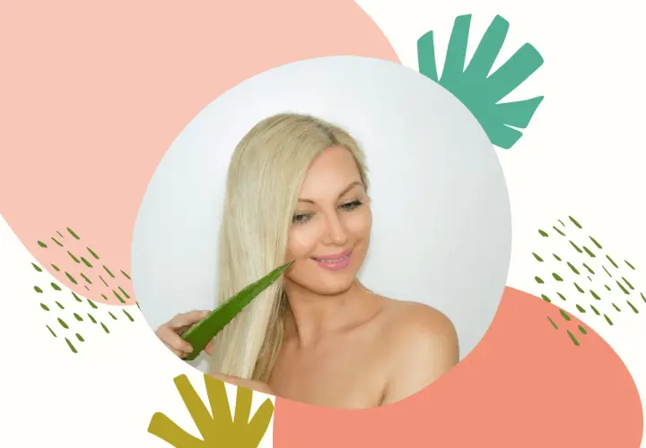 Kobieta z blond włosami dotyka ich liściem aloesu, odkrywając jego pielęgnacyjne właściwości. Aloes na włosy to sekret piękna.