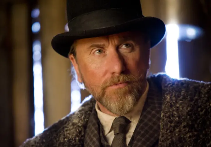Tim Roth con cappello e barba, un personaggio enigmatico che fa pensare alle recensioni de "The Hateful Eight".