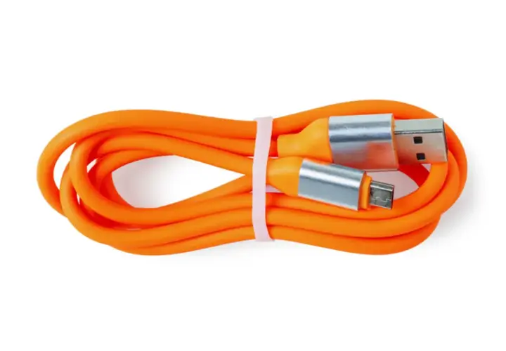 Pomarańczowy kabel USB z wtyczkami USB-A i micro USB, zwinięty i związany różową gumką.