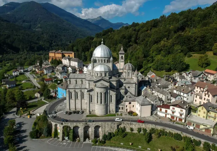 Basilica di Santa Maria Maggiore, un gioiello architettonico incastonato tra le montagne. Scopri cosa vedere in questo luogo sacro e suggestivo.