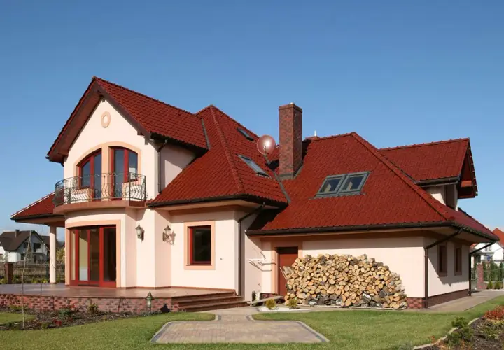 Jaka elewacja do bordowego dachu: 5 najlepszych kolorów i inspiracji