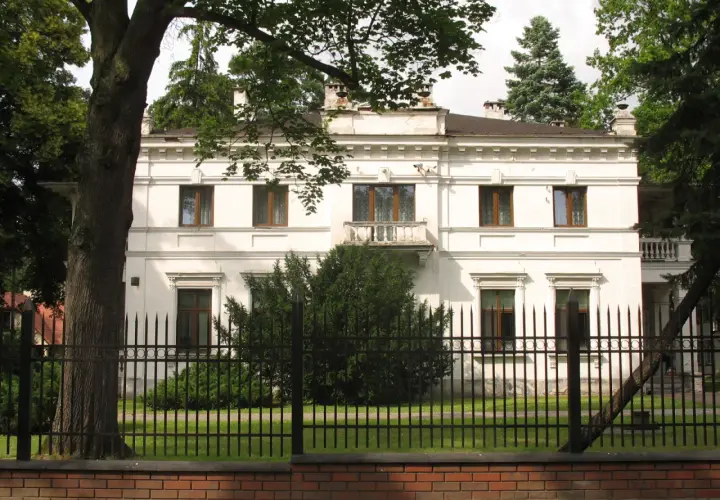 Dom Aktora w Skolimowie zdjęcia – zobacz jego wyjątkową architekturę i historię